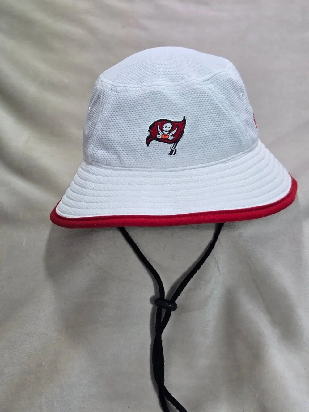 New Era Tampa Bay Buccaneers White Bucket Hat One Size NFL Adjustable Chin Strap